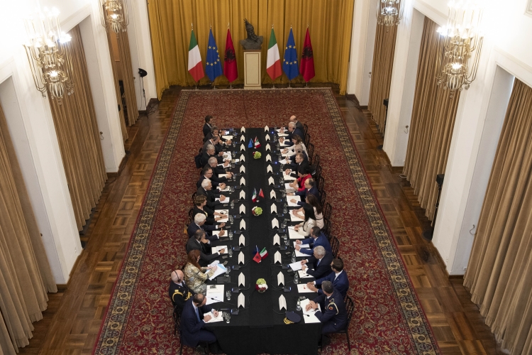 Il Presidente della Repubblica Sergio Mattarella con il Presidente della Repubblica d'Albania Bajram Begaj nel corso dei colloqui allargati alle delegazioni ufficiali
