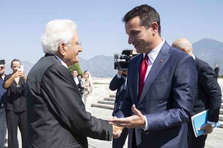 Il Presidente della Repubblica Sergio Mattarella al Cimitero Nazionale dei Martiri dell’Albania, accolto dal Sindaco di Tirana, Erion Veliaj
