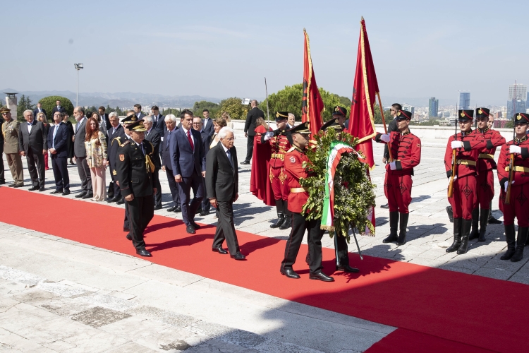 Il Presidente della Repubblica Sergio Mattarella al Cimitero Nazionale dei Martiri dell’Albania, depone una corona alla Statua di Madre Albania

