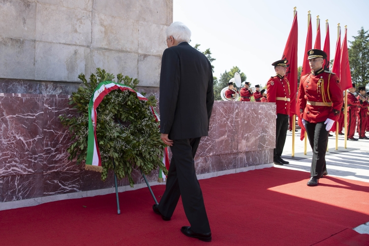 Il Presidente della Repubblica Sergio Mattarella al Cimitero Nazionale dei Martiri dell’Albania depone una corona alla Statua di Madre Albania
