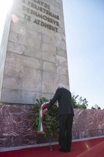 Il Presidente della Repubblica Sergio Mattarella al Cimitero Nazionale dei Martiri dell’Albania depone una corona alla Statua di Madre Albania
