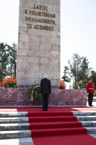Il Presidente della Repubblica Sergio Mattarella al Cimitero Nazionale dei Martiri dell’Albania depone una corona alla Statua di Madre Albania
