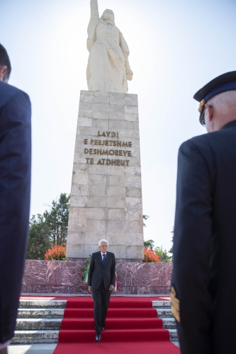 Il Presidente della Repubblica Sergio Mattarella al Cimitero Nazionale dei Martiri dell’Albania depone una corona alla Statua di Madre Albania

