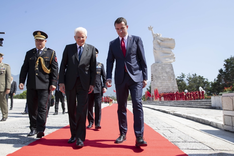 Il Presidente della Repubblica Sergio Mattarella, al Cimitero Nazionale dei Martiri dell’Albania, con il Sindaco di Tirana, Erion Veliaj
