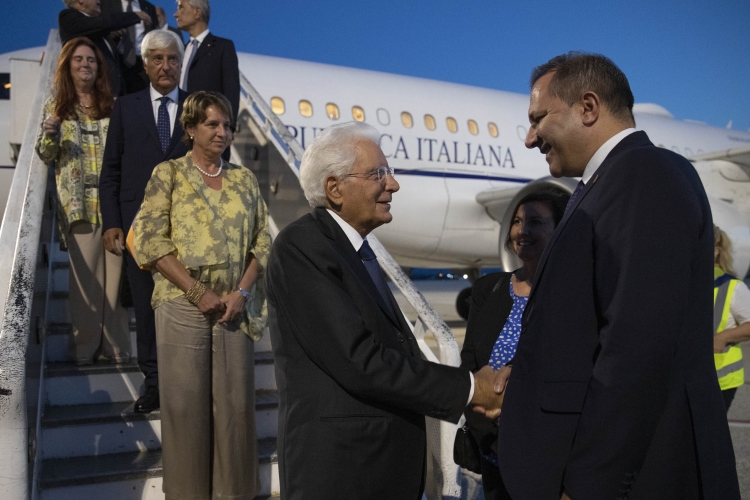 Il Presidente della Repubblica Sergio Mattarella all’aeroporto internazionale di Skopje,accolto dal Ministro degli Affari Esteri della Repubblica di Macedonia,Bujar Osmani,in occasione della visita Ufficiale
