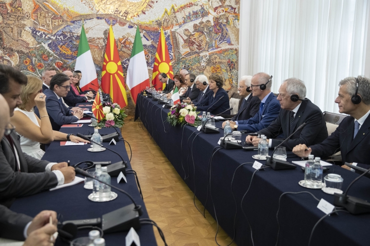 
Il Presidente della Repubblica Sergio Mattarella con il Presidente della Repubblica di Macedonia del Nord Stevo Pendarovski, e le rispettive delegazioni in occasione della visita Ufficiale
