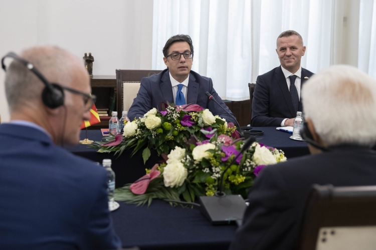 
Il Presidente della Repubblica Sergio Mattarella con il Presidente della Repubblica di Macedonia del Nord Stevo Pendarovski, e le rispettive delegazioni in occasione della visita Ufficiale

