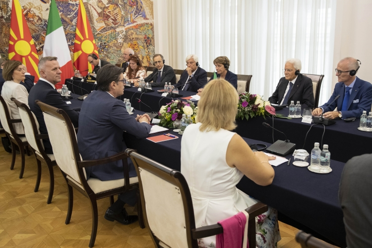 
Il Presidente della Repubblica Sergio Mattarella con il Presidente della Repubblica di Macedonia del Nord Stevo Pendarovski, e le rispettive delegazioni in occasione della visita Ufficiale
