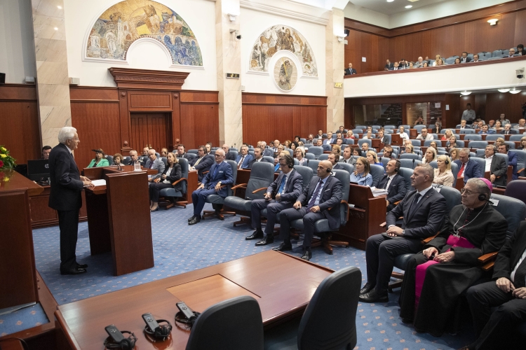 Il Presidente della Repubblica Sergio Mattarella durante il suo intervento all'Assemblea della Repubblica di Macedonia del Nord
