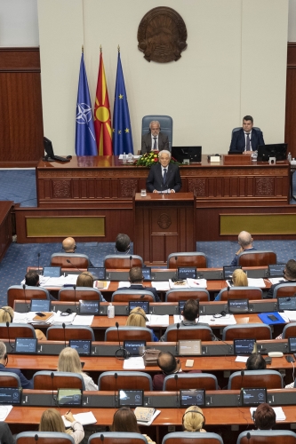 Il Presidente della Repubblica Sergio Mattarella durante il suo intervento all'Assemblea della Repubblica di Macedonia del Nord
