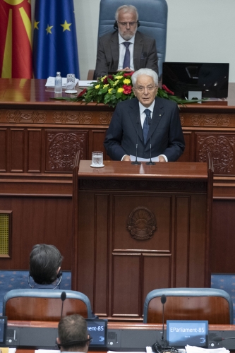 Il Presidente della Repubblica Sergio Mattarella durante il suo intervento all'Assemblea della Repubblica di Macedonia del Nord
