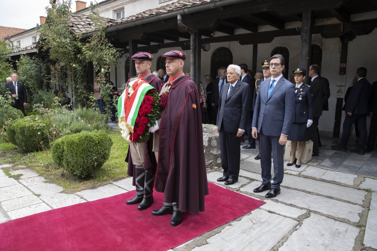 Il Presidente della Repubblica Sergio Mattarella con Stevo Pendarovski, Presidente della Repubblica di Macedonia del Nord, depone una corona presso il Monumento a Goce Delchev
