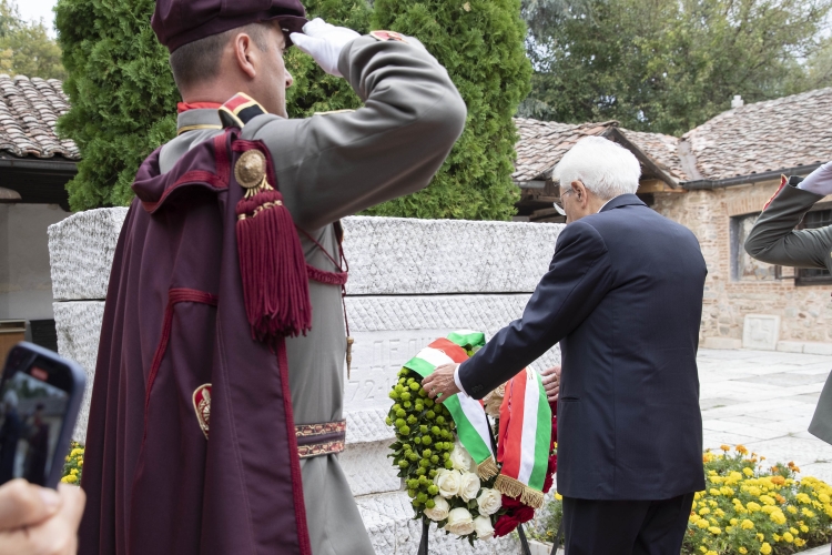 Il Presidente della Repubblica Sergio Mattarella depone una corona presso il Monumento a Goce Delchev
