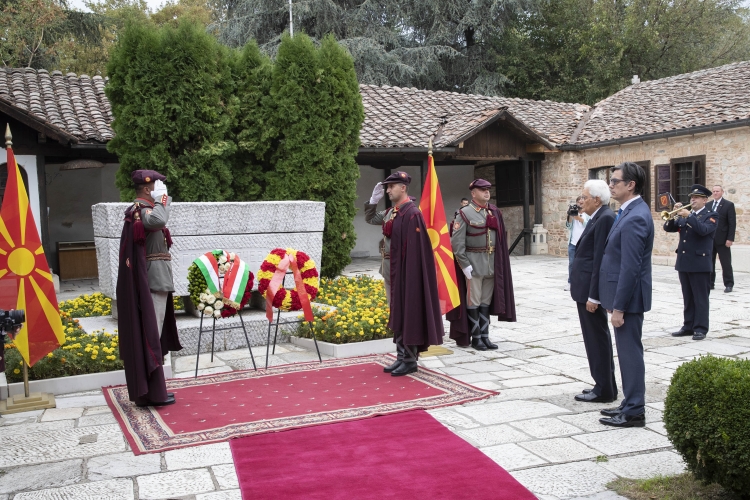 Il Presidente della Repubblica Sergio Mattarella con Stevo Pendarovski, Presidente della Repubblica di Macedonia del Nord, depone una corona presso il Monumento a Goce Delchev
