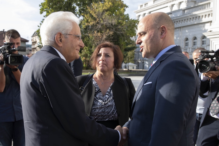Il Presidente della Repubblica Sergio Mattarella accolto da Dimitar Kovacevski Presidente del Governo
