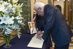 Il Presidente Mattarella alla residenza dell’ambasciatore del Regno Unito di Gran Bretagna e Irlanda del Nord firma il libro di condoglianze per la scomparsa della Regina Elisabetta II