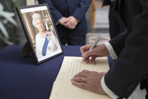 Il Presidente Sergio Mattarella nella Residenzza dell'Ambasciatore Britannico,firma il libro delle Condoglianze per la scomparsa della Regina Elisabetta II
