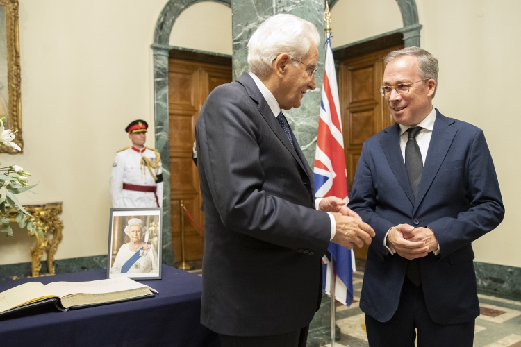 Il Presidente Sergio Mattarella nella Residenzza dell'Ambasciatore Britannico,firma il libro delle Condoglianze per la scomparsa della Regina Elisabetta II
