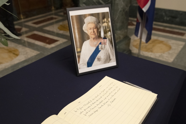 Il Presidente Sergio Mattarella nella Residenzza dell'Ambasciatore Britannico,firma il libro delle Condoglianze per la scomparsa della Regina Elisabetta II
