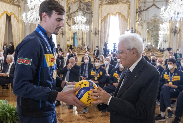 Il Presidente Sergio Mattarella con Simone Giannelli, Capitano della Nazionale italiana maschile di pallavolo, in occasione dell'incontro con la Nazionale italiana di rientro dal campionato mondiale