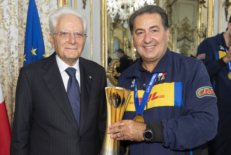 Il Presidente Sergio Mattarella con Ferdinando De Giorgi, Allenatore della Nazionale italiana maschile di pallavolo, in occasione dell'incontro con la Nazionale italiana di rientro dal campionato mondiale