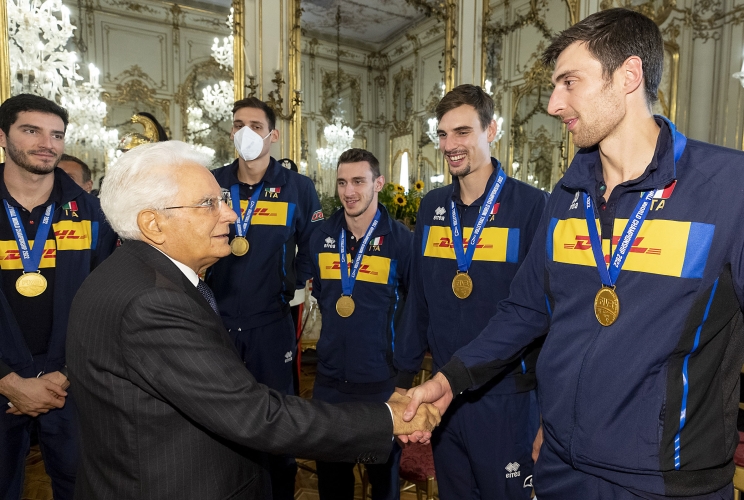 Il Presidente Sergio Mattarella con alcuni atleti della Nazionale italiana di pallavolo maschile di rientro dal campionato mondiale