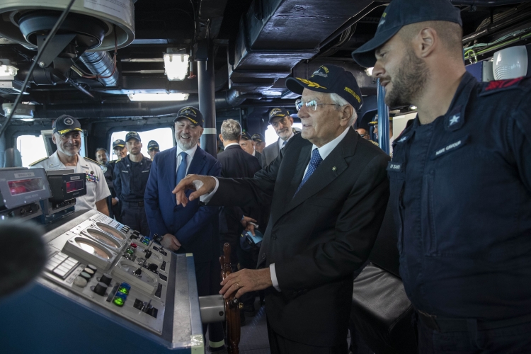 Il Presidente della Repubblica Sergio Mattarella visita la Nave militare portaerei "Cavour"
