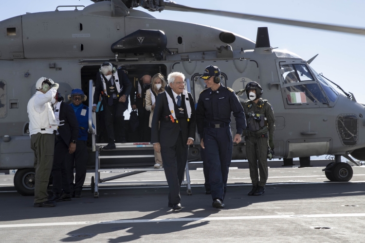 Il Presidente della Repubblica Sergio Mattarella arriva a bordo di Nave Cavour accolto da Enrico Vignola, Comandante di Nave Cavour
