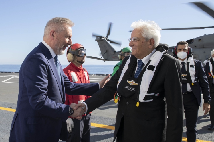 Il Presidente della Repubblica Sergio Mattarella su Nave Cavour saluta Lorenzo Guerini, Ministro della difesa
