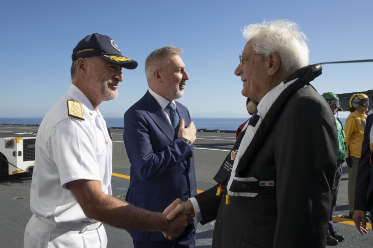 Il Presidente della Repubblica Sergio Mattarella su Nave Cavour saluta Enrico Credendino, Capo di Stato Maggiore della Marina Militare 
