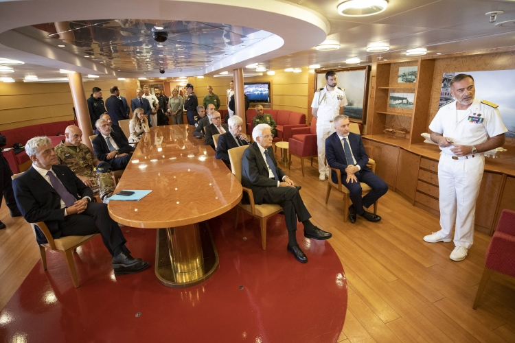 Il Presidente della Repubblica Sergio Mattarella in sala del Consiglio di Nave Cavour 

