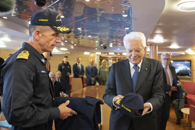 Il Presidente della Repubblica Sergio Mattarella con Enrico Vignola, Comandante Nave Cavour
