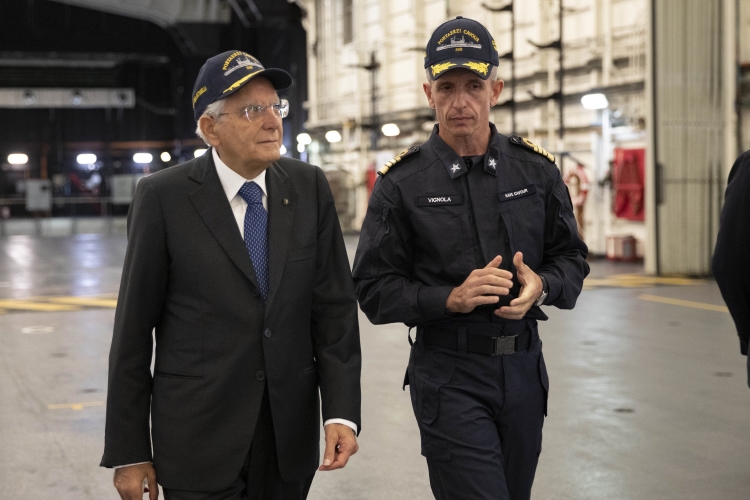 Il Presidente della Repubblica Sergio Mattarella con Enrico Vignola, Comandante Nave Cavour
