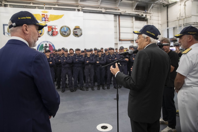 Il Presidente della Repubblica Sergio Mattarella durante il suo indirizzo di saluto ad una rappresentanza dell’equipaggio
