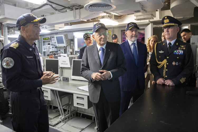 Il Presidente della Repubblica Sergio Mattarella con Aurelio De Carolis, Comandante in Capo della Squadra Navale
