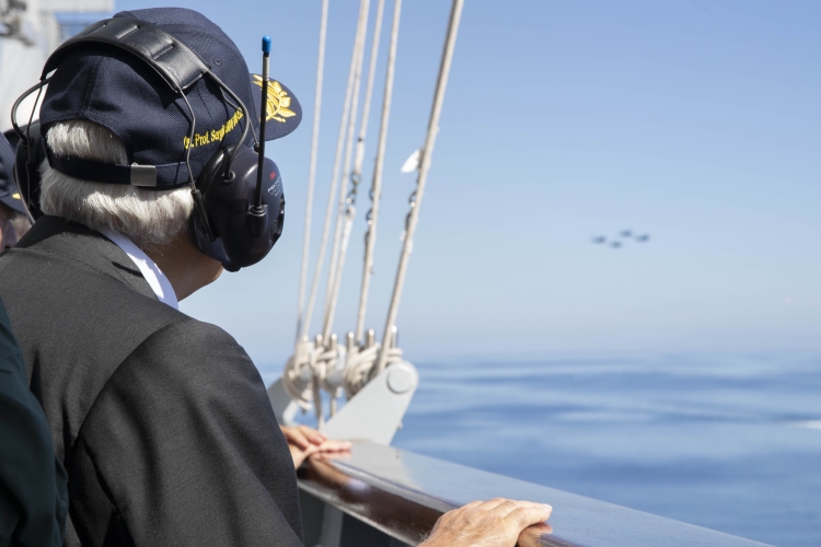 Il Presidente della Repubblica Sergio Mattarella a bordo di Nave Cavour assiste alle dimostrazioni delle attività operative della Marina Militare
