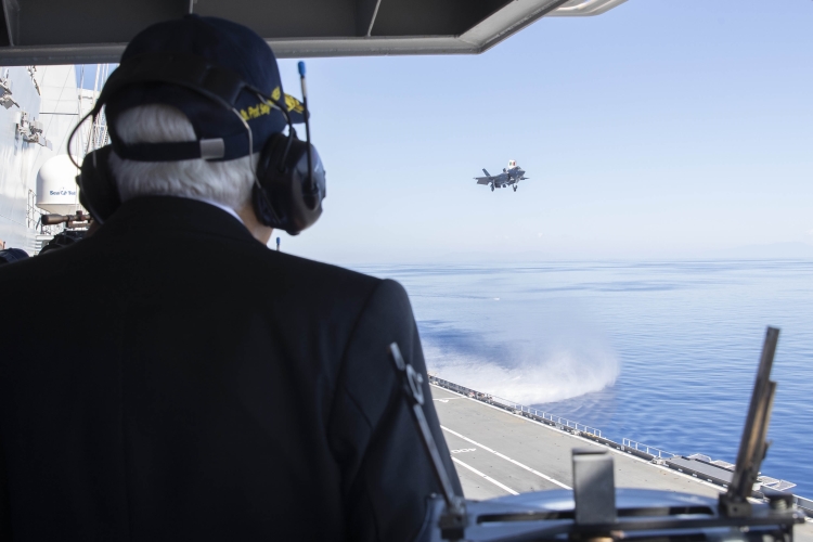 Il Presidente della Repubblica Sergio Mattarella a bordo di Nave Cavour assiste alle dimostrazioni delle attività operative della Marina Militare
