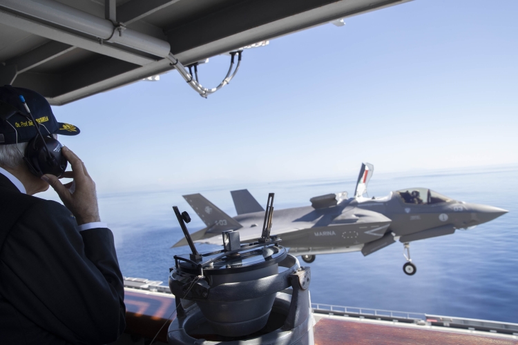 Il Presidente della Repubblica Sergio Mattarella a Bordo di Nave Cavour assiste alle dimostrazioni delle attività operative della Marina Militare
