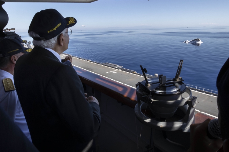 Il Presidente della Repubblica Sergio Mattarella a Bordo di Nave Cavour assiste alle dimostrazioni delle attività operative della Marina Militare
