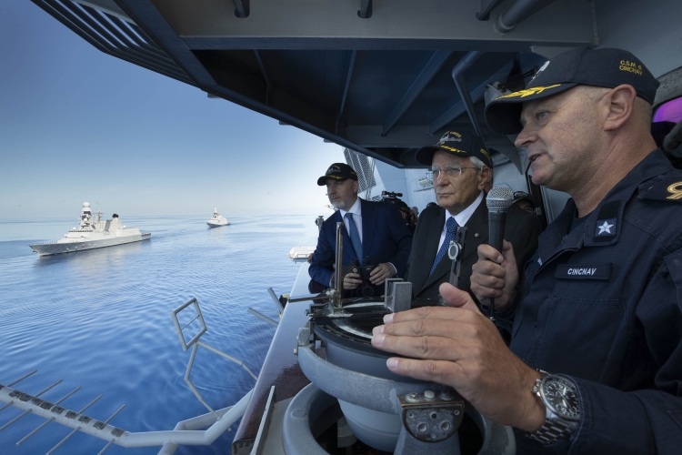 Il Presidente della Repubblica Sergio Mattarella a Bordo di Nave Cavour assiste alle dimostrazioni delle attività operative della Marina Militare
