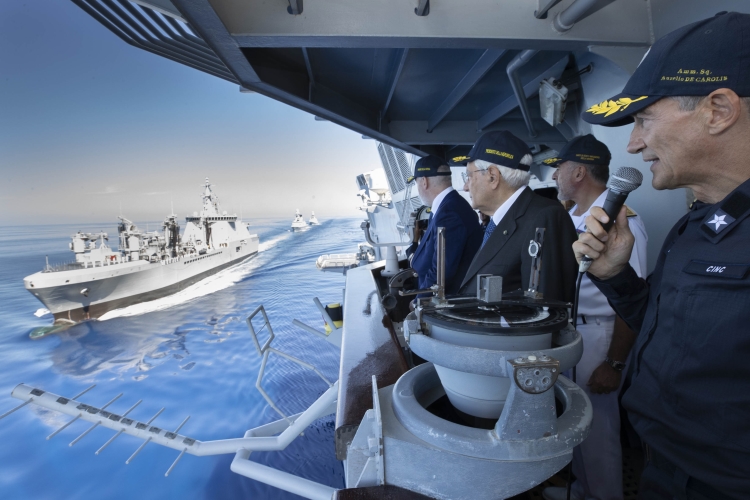 Il Presidente della Repubblica Sergio Mattarella a Bordo di Nave Cavour assiste alle dimostrazioni delle attività operative della Marina Militare
