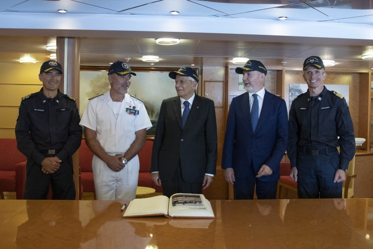 Il Presidente della Repubblica Sergio Mattarella con Enrico Vignola, Comandante di Nave Cavour, Lorenzo Guerini, Ministro della difesa, Enrico Credendino, Capo di Stato Maggiore della Marina Militare e Aurelio De Carolis, Comandante in Capo della Squadra Navale  
