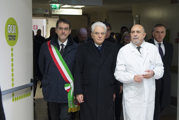 Il Presidente Sergio Mattarella nel corso della visita al Polo 