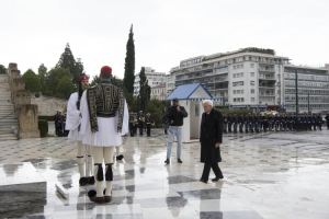 Il Presidente della Repubblica Sergio Mattarella depone una corona al Monumento del Milite Ignoto