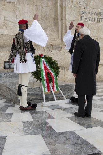 Il Presidente della Repubblica Sergio Mattarella depone una corona al Monumento del Milite Ignoto 
