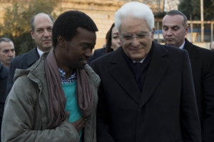 Il Presidente Sergio Matteralla nel corso della visita al campo profughi di Eleonas