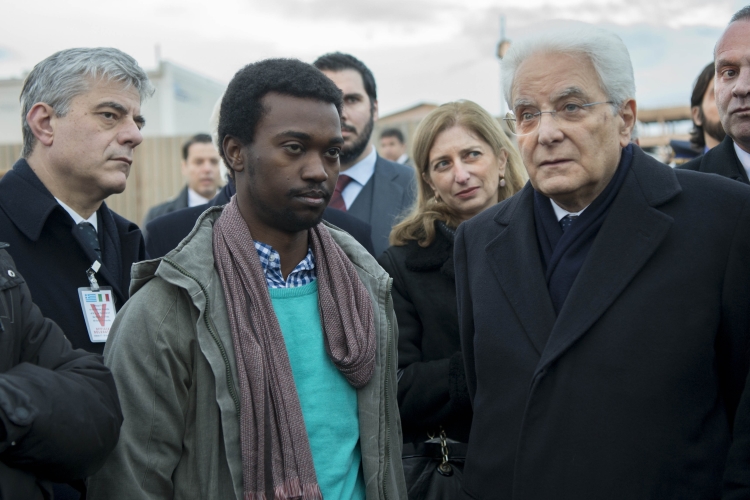 Il Presidente Sergio Matteralla nel corso della visita al campo profughi di Eleonas