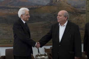 Il Presidente della Repubblica Sergio Mattarella con il Presidente del Parlamento Ellenico