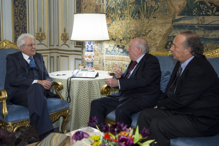 Il Presidente Sergio Mattarella con il Presidente di Mediaset Fedele Confalonieri e il direttore del TG5 Clemente Mimun