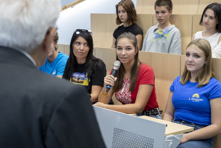 Grugliasco - Il Presidente della Repubblica Sergio Mattarella con una rappresentanza di studenti ucraini ospitati da scuole torinesi